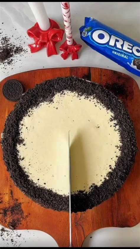 Ingredientes para tarta de Oreo: galletas Oreo, huevos, azúcar, sal, aceite, chocolate, nata, mantequilla