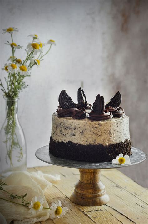 Tarta de Oreo terminada con decoración de ganache y galletas