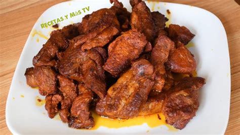 Trozo de cerdo apanado y frito en una sartén