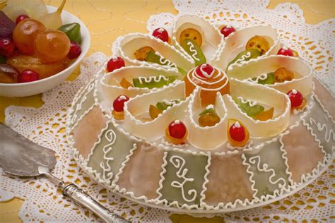 Ilustración de una cassata siciliana tradicional con sus capas de bizcocho, ricotta y frutas confitadas.