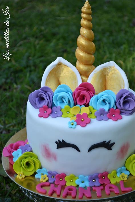 Tarta de unicornio con capas de bizcocho de colores y relleno
