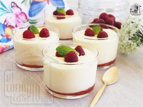 Presentación de mousse de mascarpone en copas individuales con frutos rojos.