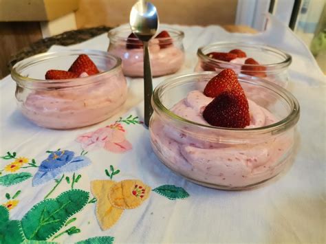 Mousse de mascarpone desmoldada y lista para decorar.