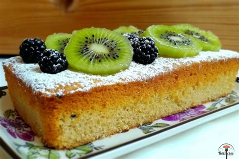 fotografía de un bizcocho de kiwi recién horneado con rodajas frescas decorando la superficie