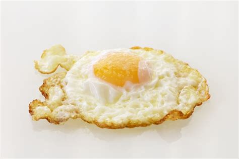 Huevo frito con yema líquida y clara dorada