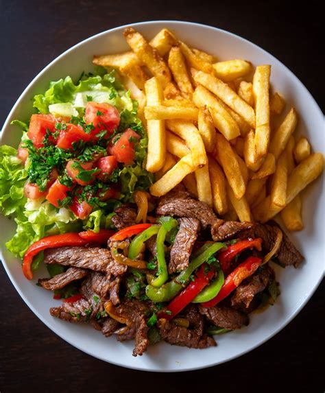 Esquema visual de los ingredientes principales: carne, especias (pimentón, comino, azafrán) y adobo líquido