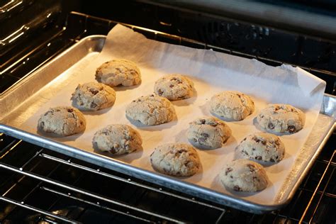 Manos de una abuela horneando galletas con chispas de chocolate
