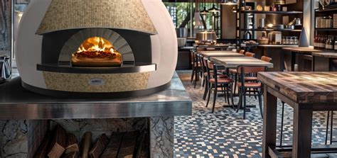 Esquema de un horno de leña tradicional para pizza napolitana mostrando las altas temperaturas.