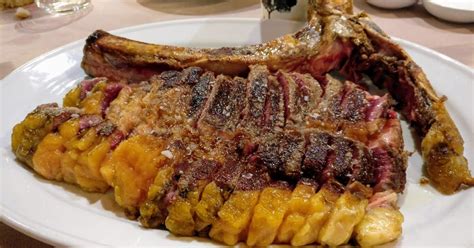 Plato de chuletón de ternera rubia gallega con guarnición