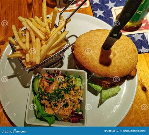 Hamburguesa gourmet con patatas fritas y ensalada fresca