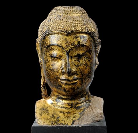 Retrato realista de Buda con expresión serena.