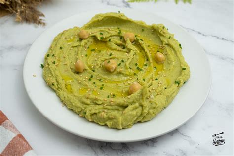 Plato de hummus con aguacate