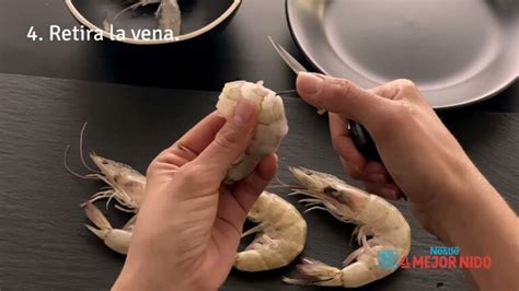 Esquema visual del proceso de limpieza de camarones, mostrando cómo quitar cabeza, concha, patas y la vena