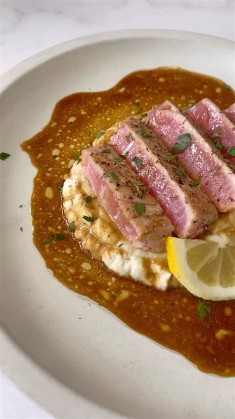 Medallones de atún sellados con salsa de mantequilla dorada y perejil