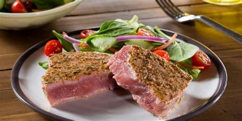 Medallones de atún a la parrilla con marcas de la parrilla