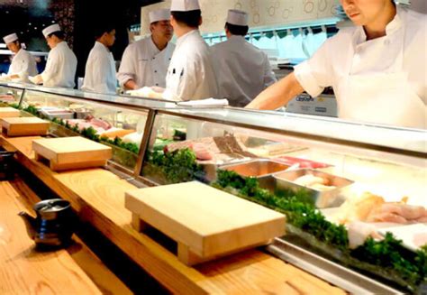 Vitrina de sushi con variedad de piezas expuestas