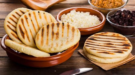 Fotografía de arepas colombianas recién hechas, con ingredientes frescos