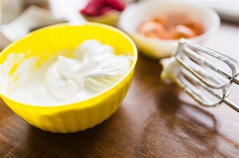 Proceso de batido de claras a nieve para mousse