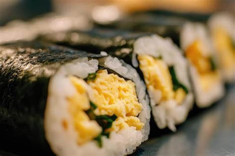 Foto de sushi rolls envueltos en tamago
