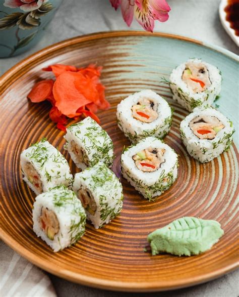 Foto de sushi tamago servido con jengibre y wasabi
