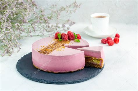 Porción de tarta vienesa de frambuesa cortada