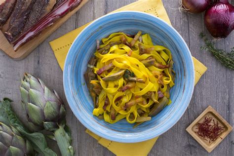 Imagen de fettuccine con alcachofas y panceta recién servido
