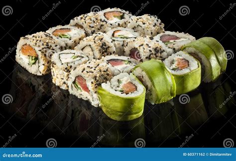 Foto de varios tipos de sushi presentados de forma atractiva