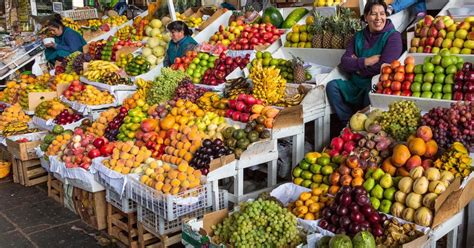 Fotografía de un vibrante mercado chileno con productos frescos.