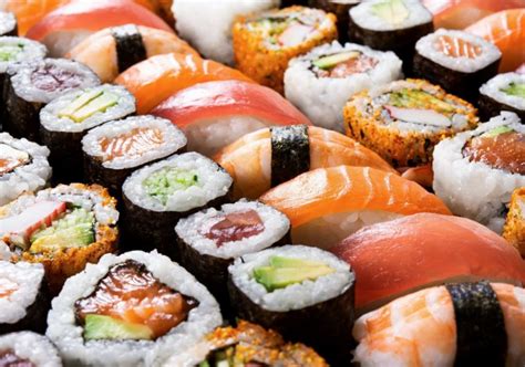 Imagen de un surtido de 40 piezas de sushi variadas, mostrando diferentes tipos de rollos y coberturas.
