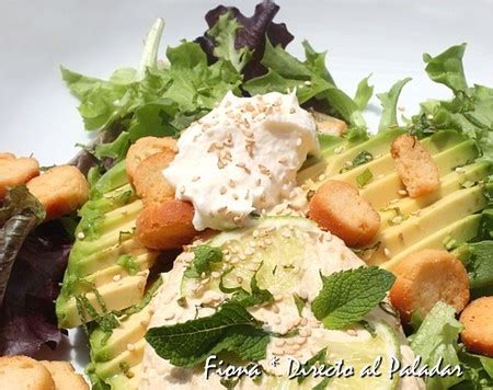 Ensalada fresca de aguacate, hummus y crema agria emplatada