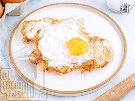 Ejemplos de huevos fritos con aderezos innovadores