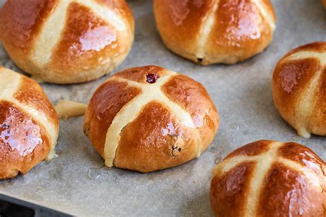 Bollos de hot cross buns listos para la segunda levada