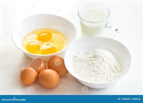 Esquema de los ingredientes básicos para la masa: harina, leche, huevos y espinacas frescas