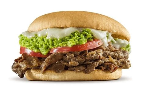 Fotografía de un churrasco chileno completo, con carne, tomate, palta y mayonesa.
