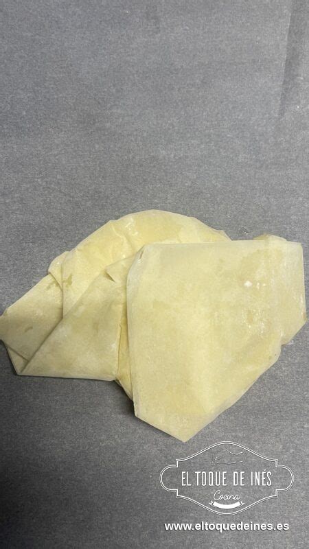 Masa de tulipa extendida sobre papel de horno