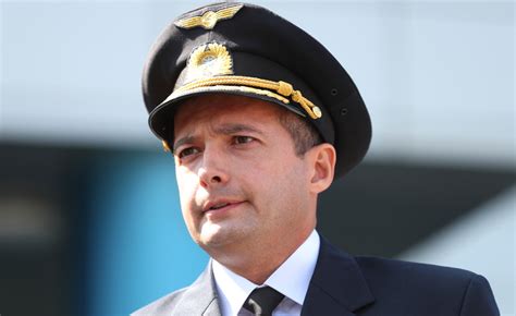 Capitán Damir Yusupov siendo aplaudido
