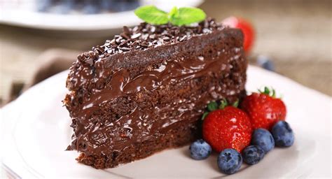 Imagen de una torta de chocolate y café sin horno terminada y decorada.