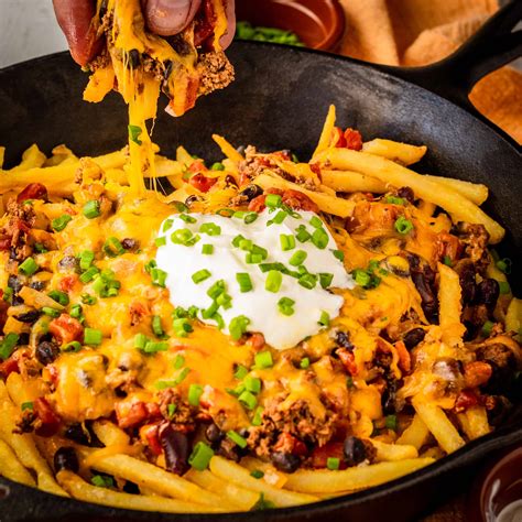 Infografía de opciones de acompañamientos (Crisscut Fries, Chili Cheese Fries, Aros de Cebolla, Empanadas de Queso)