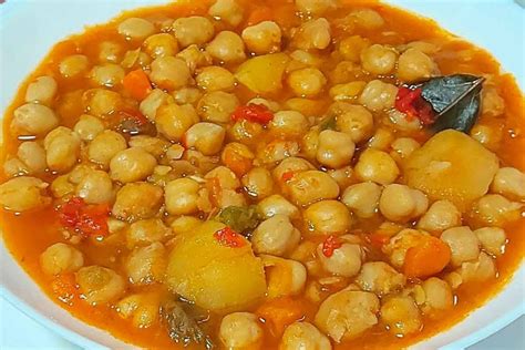 Plato de potaje de garbanzos tradicional humeante