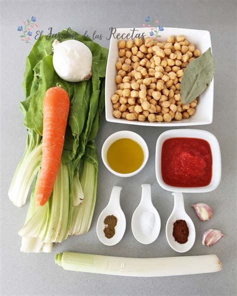 Variedad de ingredientes frescos para potaje: garbanzos, espinacas, cebolla, pimentón