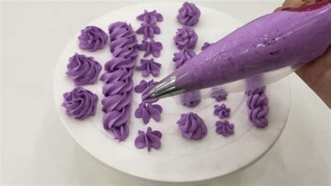 Esquema de decoración de torta con manga pastelera y boquilla de roseta