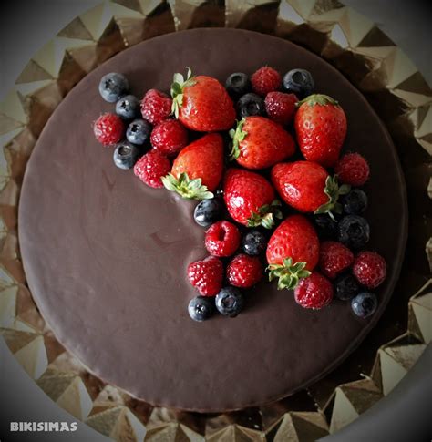 Tarta de camote con cobertura de chocolate y frutos rojos