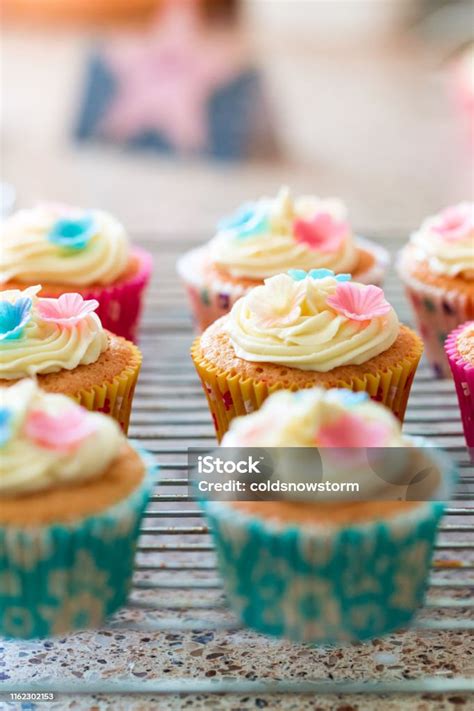 Cupcakes recién horneados y enfriándose