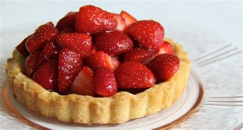 Foto de una tarta de fresa con leche condensada, vista de cerca con fresas frescas en la parte superior