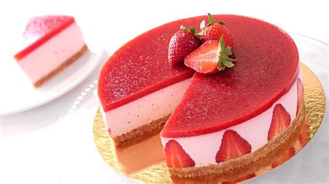 Tarta de fresa sin horno con textura mousse, servida en copas individuales transparentes