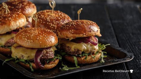 Fotografía de hamburguesas gourmet preparadas con el método de papa rallada