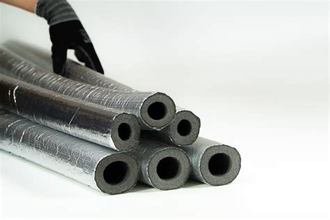 Ejemplos visuales de diferentes tipos de materiales aislantes para tuberías: coquillas de espuma, tubos corrugados y aislamiento en rollo.