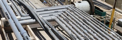 Diagrama comparativo de la resistencia a la presión de CPVC y polietileno reticulado bajo condiciones de congelación.