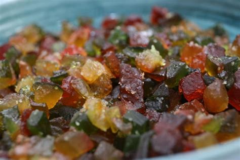 Frutas confitadas y frutos secos listos para ser incorporados en la masa del pan de pascua.