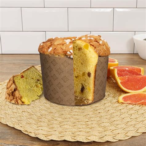 Moldes para pan de pascua engrasados y enharinados, listos para recibir la masa.